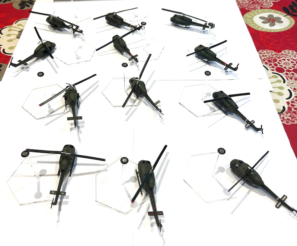 Bell UH-1 Iroquois in Vietnam x12 - 10mm -  With magnetic bracket - PAINTED