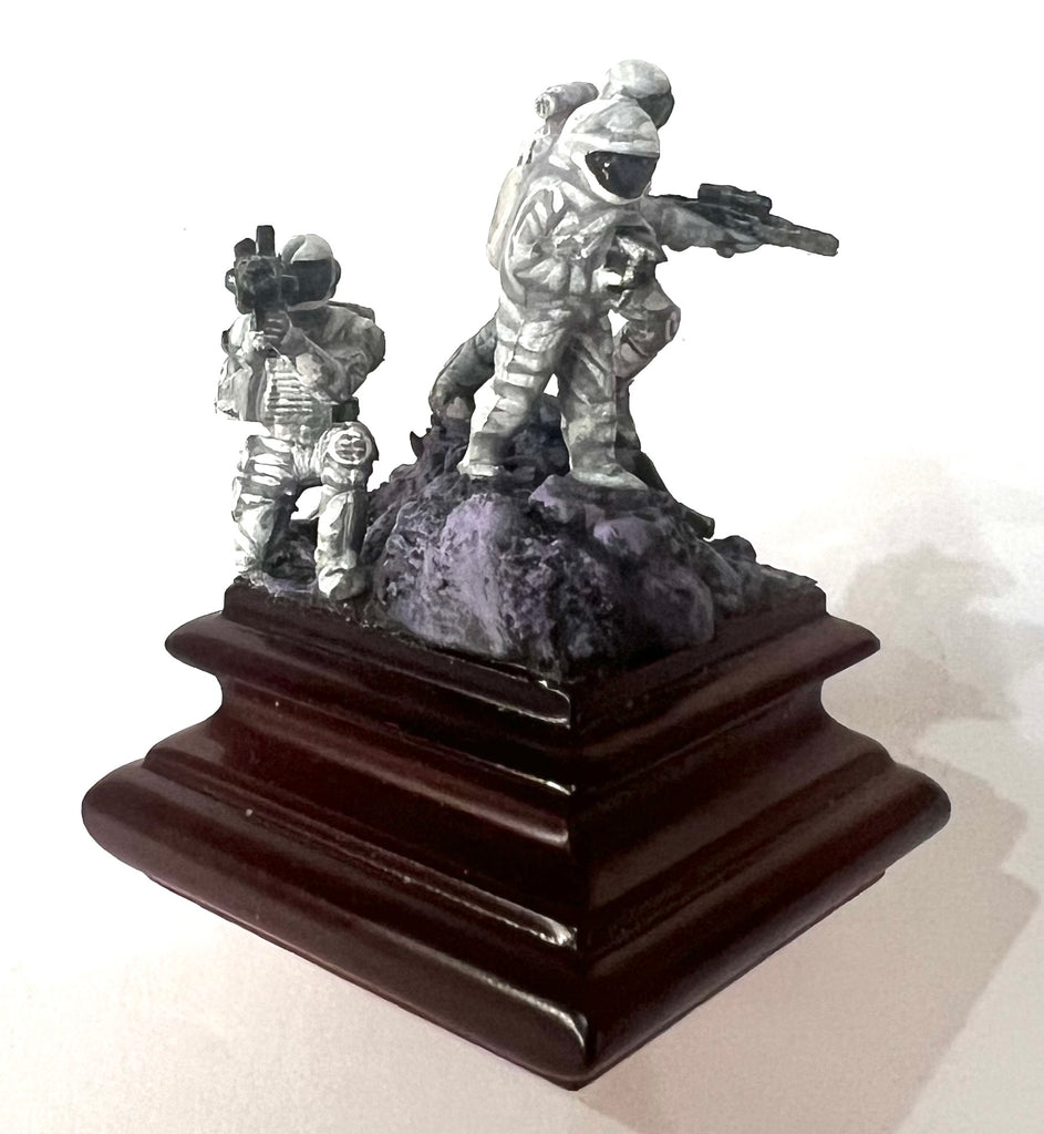 Astronauts x 3 in plastic on wood base - 20mm - PAINTED