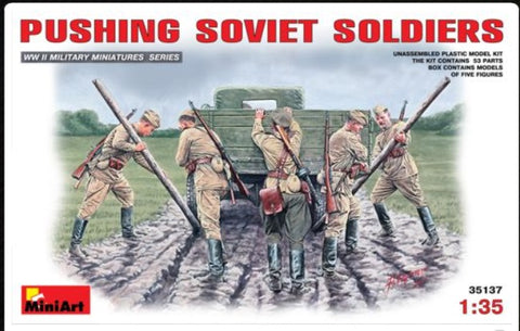 Soviet Soldiers (WWII) pushing - Miniart Mt35137 - 1:35