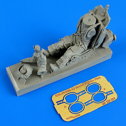 Aerobonus - 320051 - Soviet fighter pilot with ejection seat for Mikoyan MiG-21/MiG-23 - 1:32