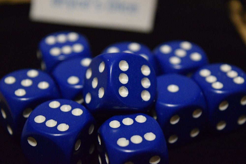 Chessex - 25606 - Blue w/white - dice set (16mm)